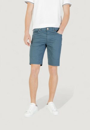 Pantaloni corti da uomo in teal realizzati in tessuto leggero, con una vestibilità regolare, tasche frontali e dettagli di cucitura discreti.