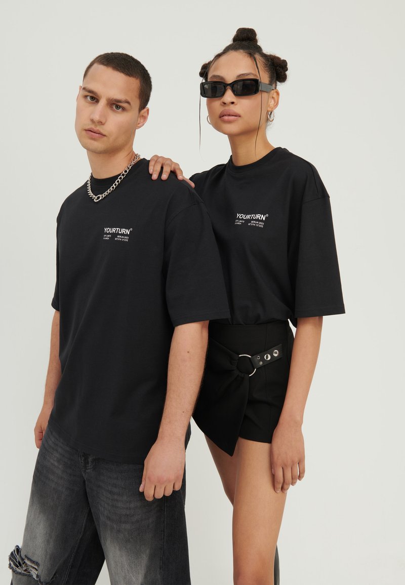 YOURTURN by Zalando - UNISEX - Print T-shirt - black, Enlarge