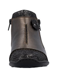Botte à cheville métallisée marron avec un accent en cuir noir texturé en haut, coutures détaillées, fermeture éclair sur le côté et bout rond.