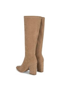 Botas de ante color marrón claro hasta la rodilla con punta cuadrada y tacón grueso. Presenta detalles de costura en el cañón y una textura suave.