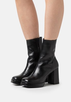 Walk London, Bottines à talons hauts - black