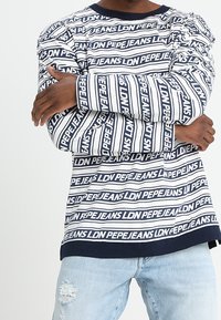 Pitkähiha, tummansininen ja valkoraidallinen collegepaita, jossa on toistuva "LDN PEPE JEANS" -teksti, ribbineck ja hihansuut.