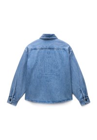Jasnoniebieska kurtka dżinsowa, widok od tyłu, długie rękawy z mankietami na guziki, subtelny wytłaczany wzór na środku górnej części pleców.
