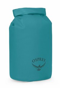 Saco seco de color verde azulado con tapa enrollable y logo de Osprey, diseñado para proteger su contenido del agua y la humedad.