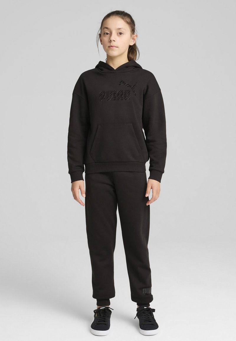 Svart hoodie med framficka och tonalt logotyp, kombinerad med matchande svarta sweatpants. Outfitten har ribbade ärmslut och en enkel design.