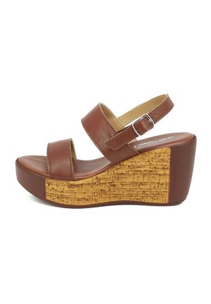 Sandal con zeppa in pelle marrone con piattaforma testurizzata in sughero, cinturino alla caviglia regolabile e due strap larghe sulla parte superiore del piede. Finitura interna liscia.
