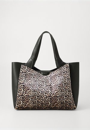 Sac fourre-tout en cuir avec une base noire texturée et un panneau avant à motif léopard. Poignées robustes et design élégant pour un transport facile.