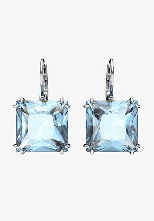 Aquamarine øredobber med en stor rektangulær stein, satt i sølvfarget metall med fire klør og en enkel lås.