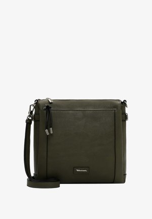 Grön läderaxelväska med en slät yta, silverfärgad hårdvara, justerbar rem och ett framfickfack med dragkedja. Har en logotagsmärken.