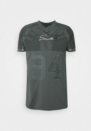 Maillot de sport à manches courtes gris foncé avec un grand numéro 84 sur le devant et le logo "SikSilk" sur la poitrine et les poignets.