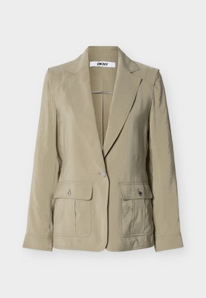 Beige blazer med én knapp, hakkede slag, to frontlommer med klaff og knapper, og DKNY-merke innvendig på kragen.