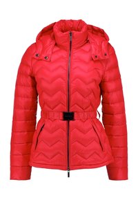 Veste matelassée rouge avec motif en chevrons, fermeture éclair avant, capuche amovible, deux poches zippées et ceinture ajustable à la taille.