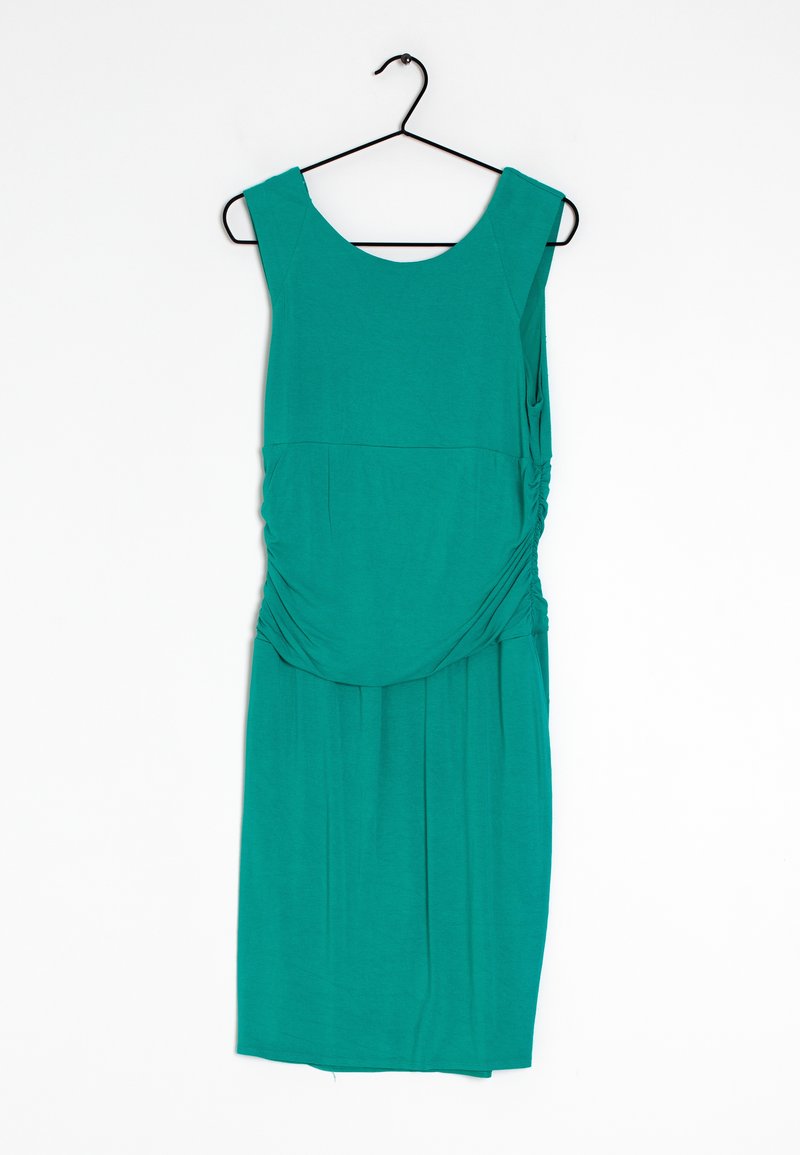 Turkusowa, bezrękawna sukienka z okrągłym dekoltem i marszczonymi bokami, wisząca na czarnym wieszaku na białym tle. Gładka faktura.