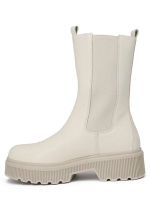 Stivaletto bianco in pelle con pannelli elasticizzati ai lati, punta rotonda e suola spessa texturizzata. Presenta linguette superiori per una facile calzata.