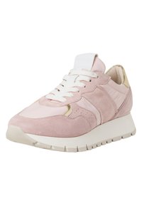 Sneaker in suede rosa chiaro con lacci bianchi, dettagli dorati e suola testurizzata. Presenta pannelli in tessuto liscio e colletto imbottito.