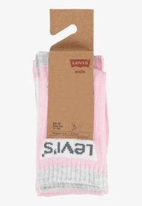 Tre paia di calze per bambini in rosa e grigio con bordo rigato grigio, adornate da un grande logo "Levi's" in nero sul polsino. Taglio regolare.