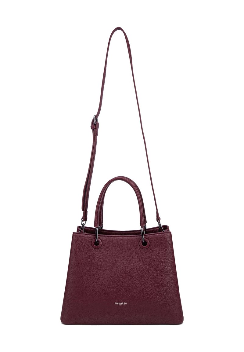 Borsa a mano in pelle bordeaux scuro con due manici corti e una tracolla lunga regolabile, caratterizzata da un piccolo logo del brand sul davanti.
