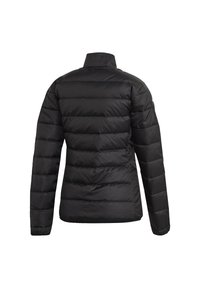 Chaqueta de plumas negra con patrón de acolchado horizontal, cuello alto y mangas largas. El material parece suave y ligero.