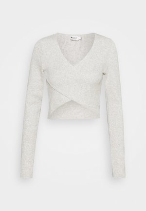 Lysegrå ribstrikket langærmet cropped sweater med V-hals og asymmetrisk frontoverlap.