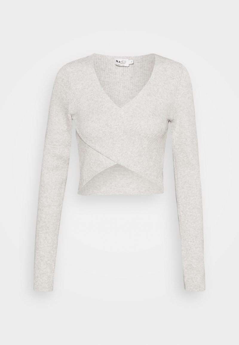 Pull court côtelé gris clair à manches longues, col en V avec un détail de superposition asymétrique à l'avant.