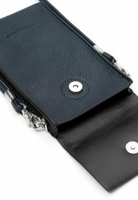 Portafoglio in pelle blu navy con finitura testurizzata, dotato di chiusura a scatto, scomparto con cerniera e dettagli in metallo argentato.