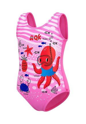 Costume da bagno rosa per bambini con polpo rosso che indossa lo snorkel, circondato da pesci, granchio, stella marina, ananas e bolle su sfondo a righe.