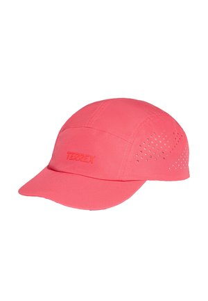 Gorra deportiva coral brillante con paneles laterales perforados y logotipo "TERREX" en la parte delantera, diseñada para ventilación y actividades al aire libre.