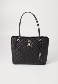 Borsa tote nera trapuntata con motivo in rilievo, accessori in oro e doppi manici. Dotata di una placca con logo e un ciondolo rimovibile.