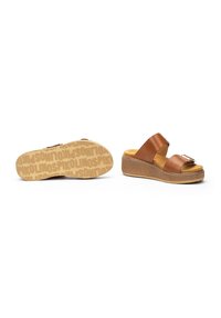 Sandalias de plataforma marrones que presentan dos anchas correas de cuero, una hebilla decorativa y una suela texturizada similar al corcho con marca embosada.
