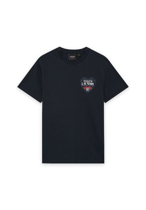 T-shirt nera a maniche corte con scollo rotondo, caratterizzata da un piccolo logo a forma di cuore sul petto a sinistra con la scritta "Lyle's Laundry 1874."