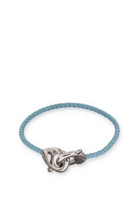 Pulsera trenzada de cuero azul claro con un cierre de metal plateado que presenta un diseño de nudo, textura suave e integración perfecta de materiales.