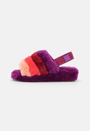 Sandale mule violette en peluche avec des bandes duveteuses roses, rouges et bordeaux et une bride élastique violette au talon avec le logo rouge "UGG".