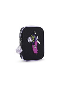 Custodia nera con zip e accenti viola, caratterizzata da un personaggio ricamato e un charm peloso viola. Superficie testurizzata con un motivo geometrico.