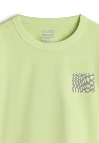 Lichtgroene katoenen T-shirt met een ronde hals. Heeft een klein grijs geruit patroon accent op de bovenlinker borst.