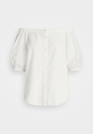 Biała bluzka z odkrytymi ramionami, z półrękawami z bufkami, wykonana z ażurowej tkaniny, z przodem zapinanym na guziki oraz elastycznym dekoltem i mankietami.