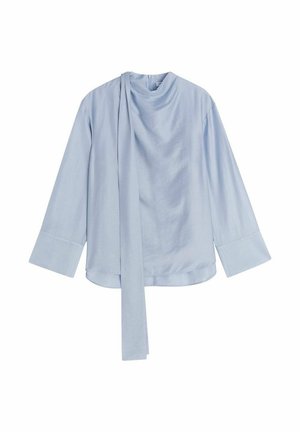 Lichtblauwe blouse met lange mouwen, voorzien van een gedrapeerde halslijn en een strikaccent aan de linkerkant. Gemaakt van soepel materiaal met een relaxte pasvorm.