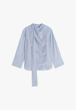 Helleblaue Bluse mit langen Ärmeln, die einen drapierten Ausschnitt und eine Bindefalte auf der linken Seite hat. Hergestellt aus glattem Stoff mit einem entspannten Schnitt.