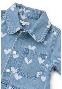Πουκάμισο από τζιν σε ανοιχτό μπλε χρώμα, με σχέδιο καρδιές, μυτερό γιακά, μπροστινή τσέπη και λεπτομέρειες ασημένιων κουμπιών τύπου σναπ. Μάρκα: LIEWOOD.