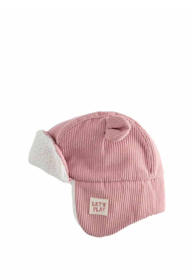 Cappello di velluto a coste rosa con un bordo foderato in pelliccia, dotato di un piccolo pom-pom in cima e di un'etichetta quadrata con scritto "GIOCHIAMO". Testurizzato con tessuto a coste.