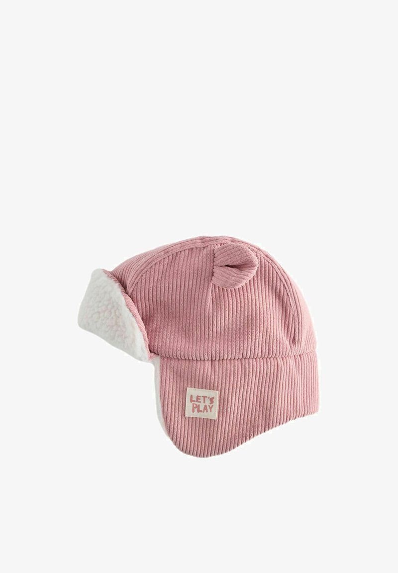 Różowy kapelusz z kordurowego materiału z futrzanym wykończeniem, z małym pomponem na górze i kwadratową metką z napisem "ZABAWMY SIĘ". Teksturowany żebrowanym materiałem.