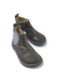 Botines de brillo gris con un detalle de lentejuelas plateadas en forma de corazón en el lateral. Cierre con cremallera en el lado interno, suela de goma.