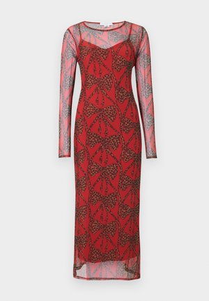 Červené dlhé rukávy šaty z priesvitného materiálu so vzorom motýľov a leopardov, ktoré majú priliehavý strih a okrúhly výstrih.