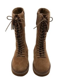Botas de ante marrón hasta el tobillo con un diseño de cordones, que cuentan con una suela cosida y flecos decorativos en la parte superior. Acabado texturizado en todo.