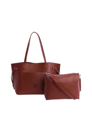 Juego de dos bolsas de cuero marrón: una tote grande con asas y una bolsa cruzada más pequeña con cremallera y correa.