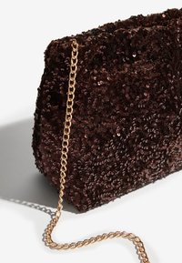 Geantă plic cu paiete în maro închis, cu o suprafață strălucitoare și texturată. Dispune de un lanț auriu pentru purtare. Formă dreptunghiulară.