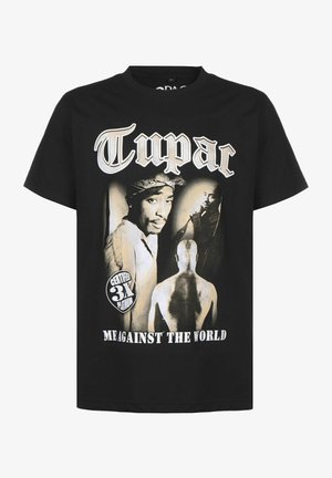 T-shirt nera in cotone con stampa grafica di un uomo con bandana e testo "2Pac". La maglietta include un emblema di certificazione "3X Platinum".