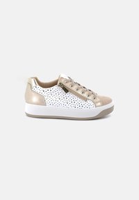 Sneaker bianco perforato con punte e tacco in oro metallico, linguetta beige texturizzata e dettaglio con zip laterale. Suola in gomma.