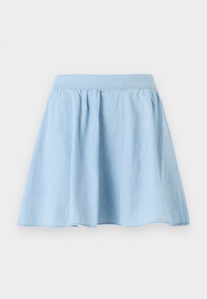 Jupe en denim bleu clair avec un design évasé, taille froncée et texture lisse. L'ourlet s'arrondit doucement en bas.