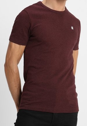 T-shirt corto bordeaux in tessuto misto cotone, con collo a girocolla e piccolo logo sul petto.