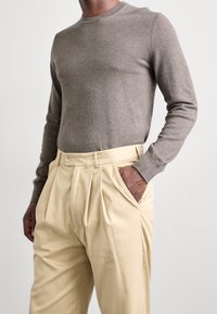 Essential Collective Pantalon classique - camel